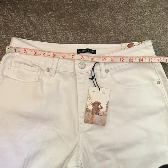 NWT Sincerely Jules Super High Rise White Distressed Mom Jeans Size 9/29 - Picture 4 of 12